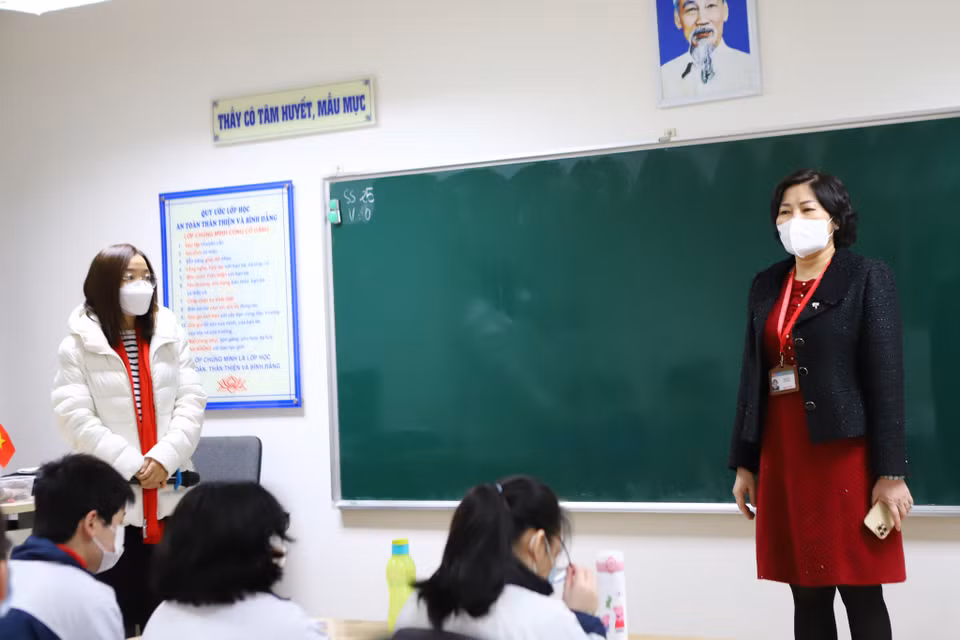 Hiệu trưởng nhà trường, cô Phạm Thu Hà đến các phòng học gửi gắm những lời chúc đầu năm mới tới các bạn học sinh. Cô cho biết:’ Để đảm bảo kiến thức cho học sinh, nhà trường sẽ tiến hành rà soát bằng các bài kiểm tra nhỏ để có phương án bổ sung kiến thức sau một thời gian dài học trực tuyến.’ (Ảnh: Hoài Nam/Vietnam+)
