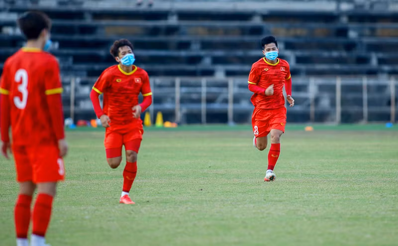 Các ca nhiễm COVID-19 lan nhanh trong nội bộ đội tuyển U23 Việt Nam khiến lực lượng ngày một hao hụt. Nhiều cầu thủ chưa bình phụ chấn thương sau trận gặp U23 Thái Lan vẫn ra sân và nhiều khả năng còn phải thi đấu ngay từ đầu ở trận đấu chính thức sắp tới. (Ảnh: VFF)