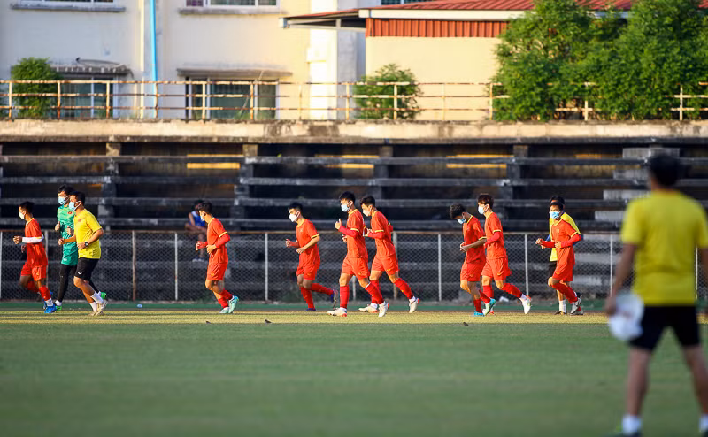 U23 Việt Nam đã dùng hết 10 quyền bổ sung người do ảnh hưởng từ dịch COVID-19. Nếu tiếp tục phát hiện thêm ca nhiễm COVID-19, đội tuyển nhiều khả năng không đủ người tham dự trận bán kết. (Ảnh: VFF) 