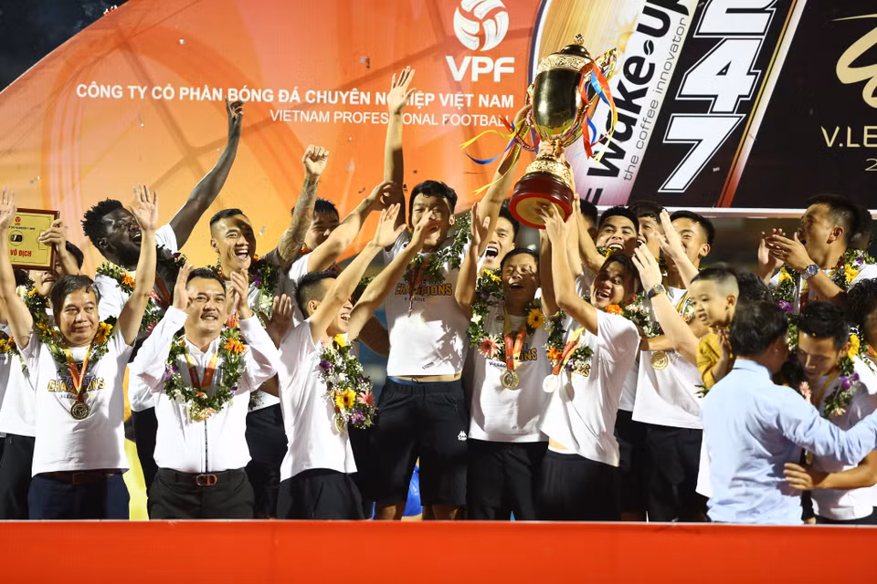 Hà Nội FC ghi đấu ấn vào lịch sử bóng đá Việt Nam khi trở thành một trong hai đội bóng vô địch quốc gia nhiều nhất với 5 lần sau thành công tại mùa giải V-League 2019. (Ảnh: Nguyên An)