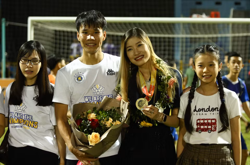 Các cầu thủ Hà Nội FC ăn mừng chức vô địch cùng người hâm mộ và gia đình sau khi nhận cúp. (Ảnh: Nguyên An)
