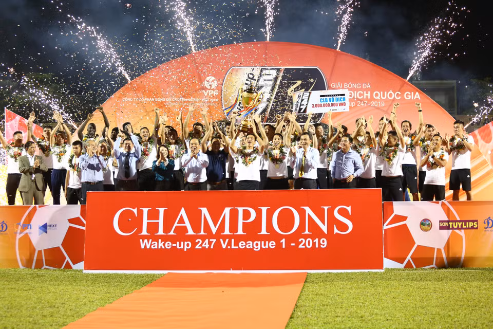 Cầu thủ, ban huấn luyện, ban lãnh đạo Hà Nội FC vỡ oà khi nhận chiếc cúp vô địch V-League 2019 chiều 23/10 trên sân Cửa Ông. (Ảnh: Nguyên An)