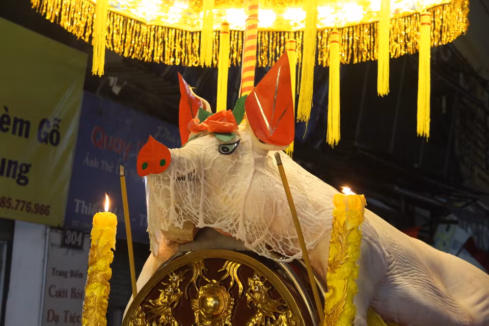 Từng chi tiết trang trí trên "ông lợn" đều được sắp xếp khéo léo để thể hiện lòng thành của người dân địa phương dâng lên Đức thành hoàng làng. (Ảnh: Hồng Ngọc/Vietnam+)