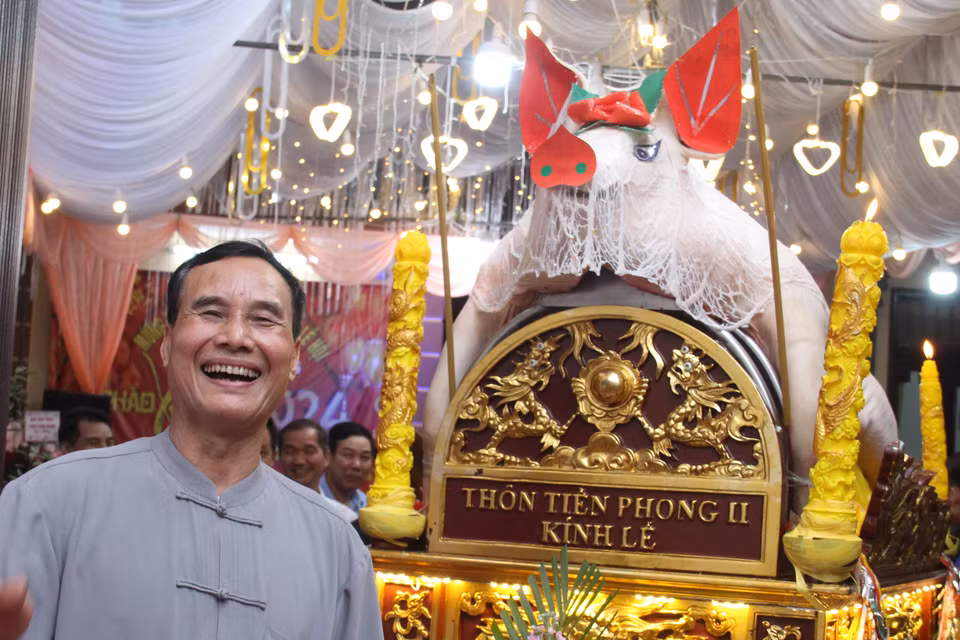 Đại diện gia đình có "ông lợn" được chọn đang cảm thấy rất vinh dự và tự hào. Năm nay, làng La Phù có 17 "ông lợn" đạt tiêu chuẩn tham gia lễ rước vào đình để tế thành hoàng làng. (Ảnh: Hồng Ngọc/Vietnam+)