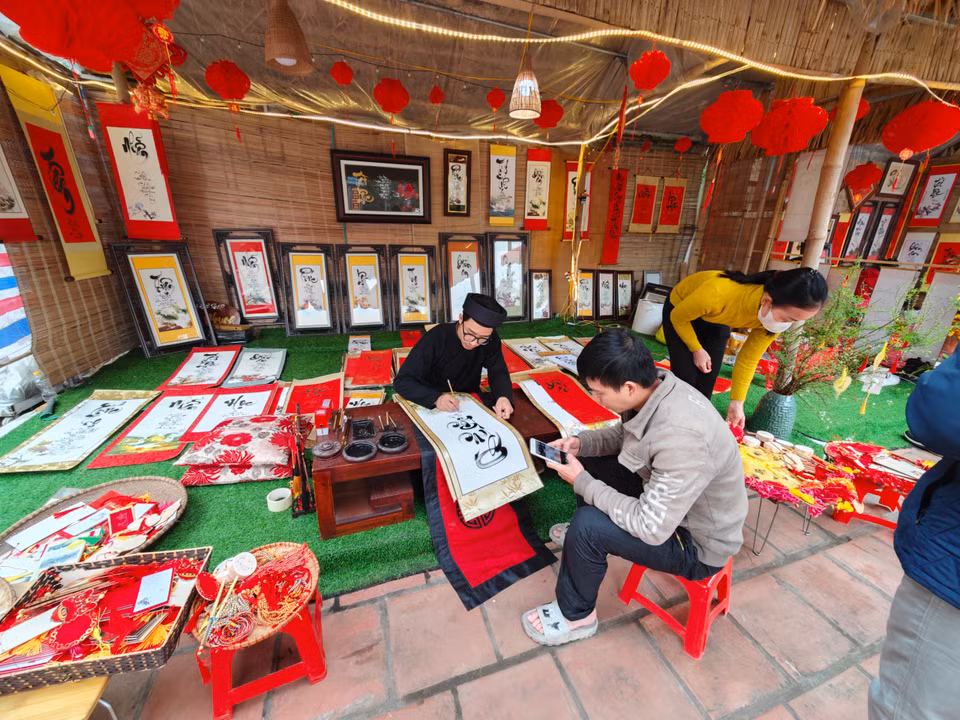 Chiêm bái trong chùa xong, du khách có thể xin chữ đầu năm. (Ảnh: Thúy Hà/Vietnam+)