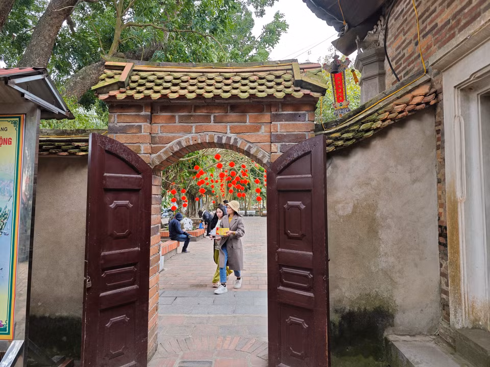 Cổng ra vào trong chùa mang đậm nét cổ kính. (Ảnh: Thúy Hà/Vietnam+)