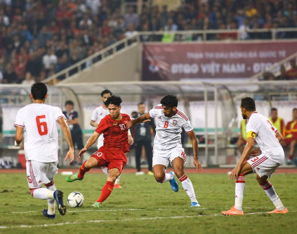 Công Phượng khiến các hậu vệ UAE phải vất vả để theo kèm trong các tình huống đi bóng kỹ thuật. (Ảnh: Nguyên An/Vietnam+)