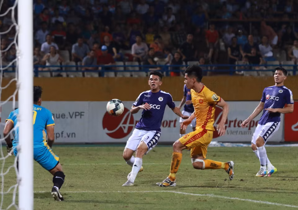 Thắng chung cuộc 5-0, Hà Nội FC giành trọn 3 điểm và củng cố vững chắc ngôi đầu bảng. Họ gia tăng khoảng cách với đội thứ hai Thành phố Hồ Chí Minh lên thành 5 điểm. (Ảnh: Nguyên An)