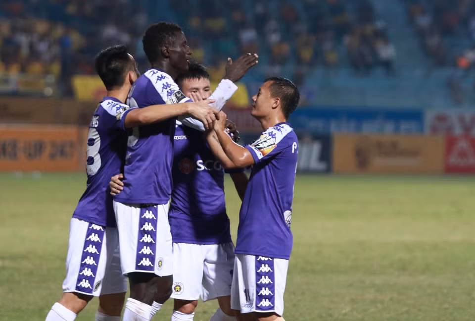Sau bàn mở tỷ số, Hà Nội FC như cởi bỏ được áp lực và chơi thăng hoa hơn. Pape Omar tiếp tục là người ghi bàn nâng tỷ số lên 2-0 cho đội chủ nhà sau một cú sút căng. (Ảnh: Nguyên An)