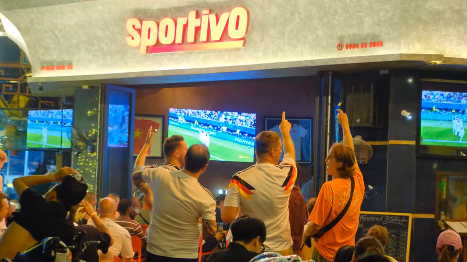 Các fan của tuyển Đức ăn mừng khi tỷ số được nâng lên 5-0. (Ảnh: PV/Vietnam+)