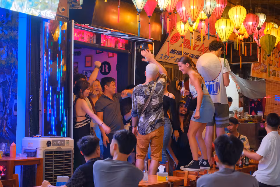 Người hâm mộ Việt Nam và du khách quốc tế cùng hò reo sau khi trận đấu kết thúc với tỷ số áp đảo 5-1 nghiêng về đội tuyển Đức .(Ảnh: PV/Vietnam+)