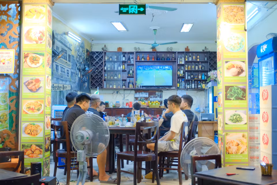 Người dân Hà Nội tụ tập thưởng thức trận đấu. (Ảnh: PV/Vietnam+)