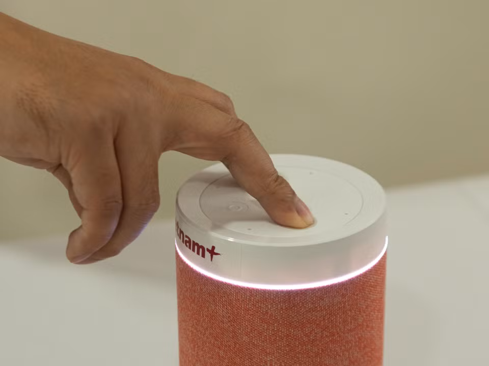 Người dùng chỉ cần thao tác đơn giản để gọi trợ lý ảo Maika và đưa ra yêu cầu như: Cập nhật tin tức, nghe nhạc, bật tắt các tính năng trên loa. (Ảnh: PV/Vietnam+)