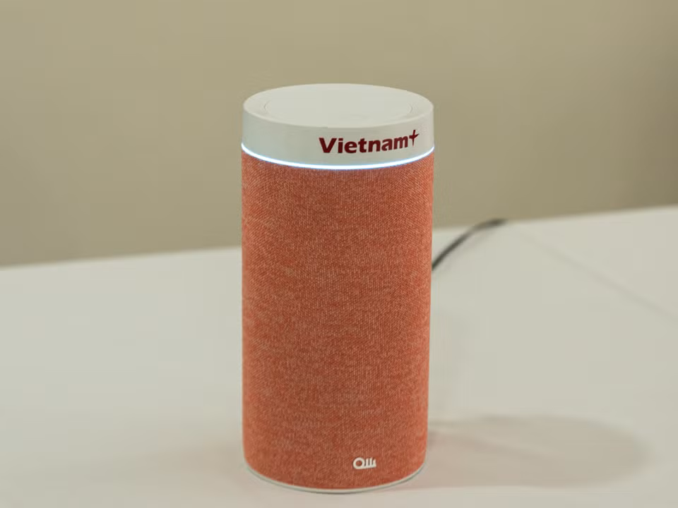 Công nghệ GenAI thông qua loa thông minh sử dụng trợ lý ảo Maika điểu khiển bằng dữ liệu giọng nói của VietnamPlus. (Ảnh: PV/Vietnam+)