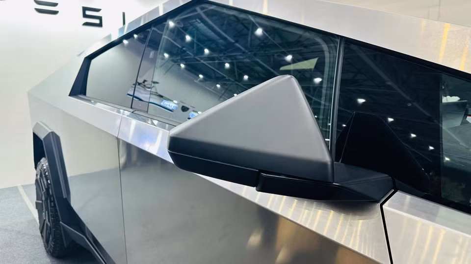 Điểm nhấn đáng chú ý của Cybertruck là lớp vỏ làm từ thép không gỉ không sơn, được Elon Musk gọi là "bộ khung xương ngoài", mang lại độ bền vượt trội và khả năng chống chọi với các tác động, bao gồm cả đạn bắn. (Nguồn: Vietnam+)