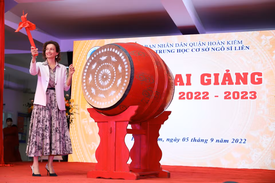 Bà Audrey Azoulay gióng hồi trống khai giảng năm học mới 2022-202 tại Trường THCS Ngô Sĩ Liên. (Ảnh: Hoài Nam/Vietnam+)