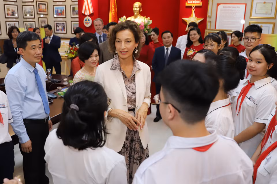 Kết thúc chuyến thăm nhà trường, bà giao lưu chia sẻ với các em học sinh trường Trung học Cơ sở Ngô Sĩ Liên, chúc cô và trò nhà trường luôn vững tay chèo trên con đường tiếp thu tri thức. (Ảnh: Hoài Nam/Vietnam+)