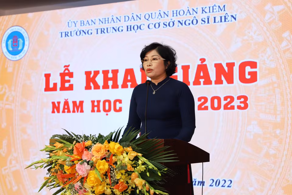 Cô Phạm Thu Hà, Hiệu trường nhà trường phát biểu tại lễ khai giảng. Cô mong muốn các học sinh bắt đầu năm học mới thật phấn khởi và nỗ lực trong học tập. (Ảnh: Hoài Nam/Vietnam+)