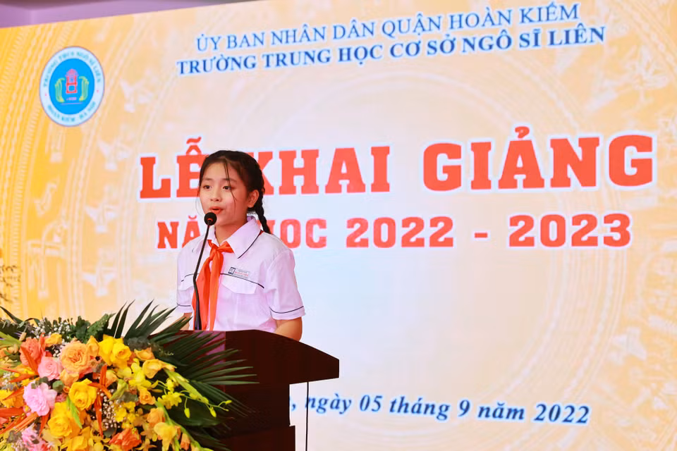 Em Nguyễn Thanh Mai, học sinh lớp 6A4, đại diện học sinh toàn khối phát biểu trong buổi lễ khai giảng. Học sinh khối 6 cũng như học sinh toàn trường sẽ nỗ lực phấn đấu cùng các thầy cô đạt kết quả tốt nhất trong năm học mới. (Ảnh: Hoài Nam/Vietnam+)