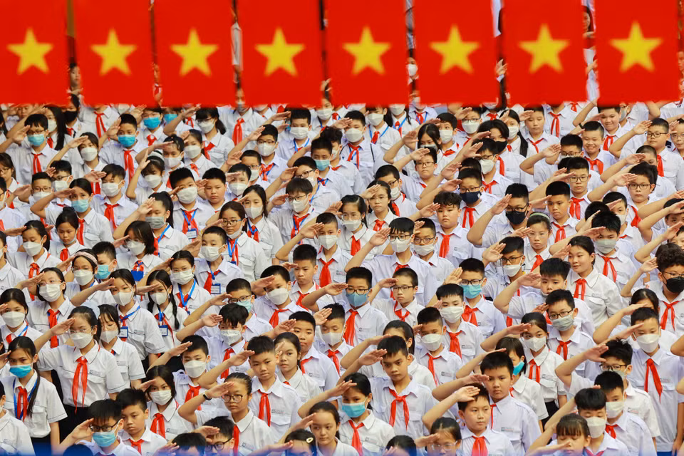 Học sinh toàn khối trang nghiêm trong lễ chào cờ. Năm học 2022-2023, Trường Trung học Cơ sở Ngô Sĩ Liên có 53 lớp, hơn 120 cán bộ, giáo viên và hơn 2.000 học sinh. (Ảnh: Hoài Nam/Vietnam+)