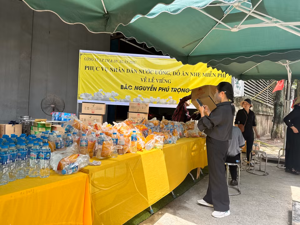 Rất nhiều đồ ăn thức uống được bày sẵn đề phục vụ các đoàn khách. (Ảnh: Thùy Giang/Vietnam+)