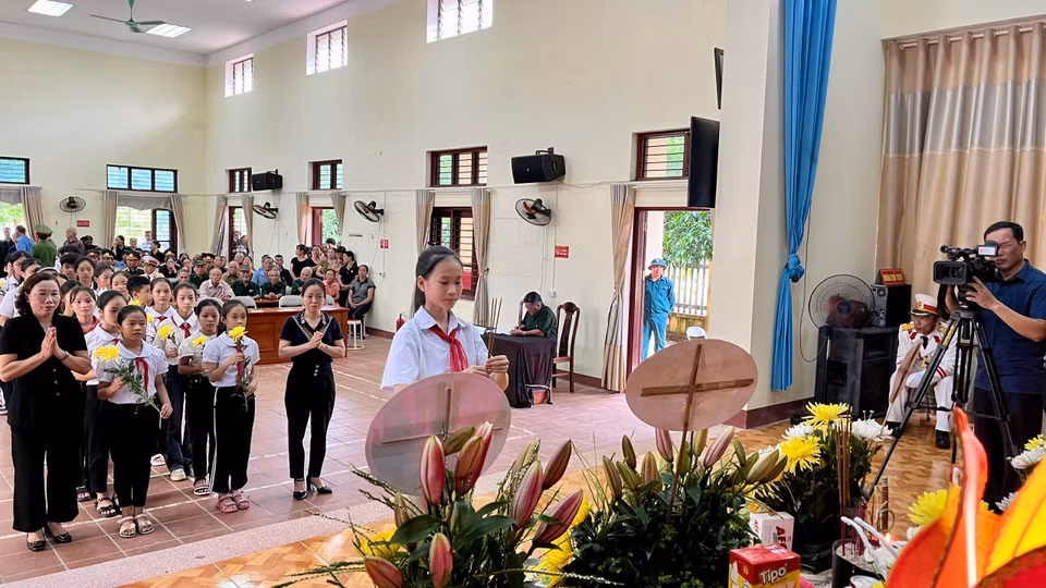 Các em học sinh và giáo viên Tiểu học và Trung học cơ sở Vạn Thọ vào viếng Tổng Bí thư Nguyễn Phú Trọng. (Ảnh: Hạnh Nguyễn/Vietnam+)