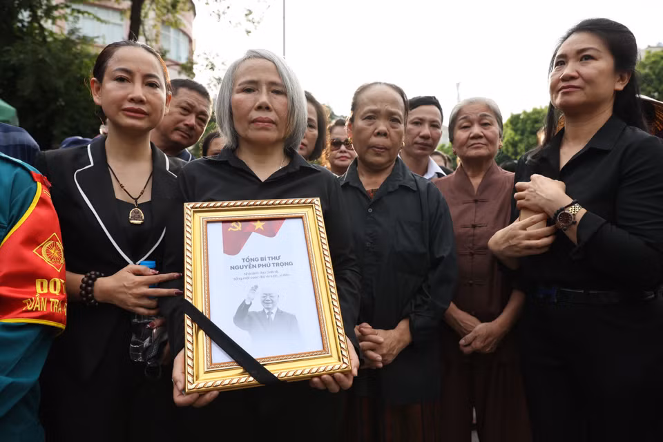 Các phật tử đến viếng Tổng Bí thư Nguyễn Phú Trọng. (Ảnh: PV/Vietnam+)