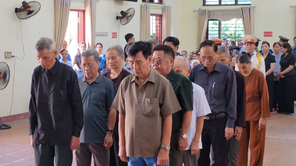 Các đồng chí nguyên lãnh đạo Đảng ủy, HĐND, UBND, Ủy ban Mặt trận Tổ quốc và các ban. ngành, đoàn thể của xã Vạn Thọ qua các thời kỳ viếng Tổng Bí thư. (Ảnh: Minh Anh/Vietnam+)