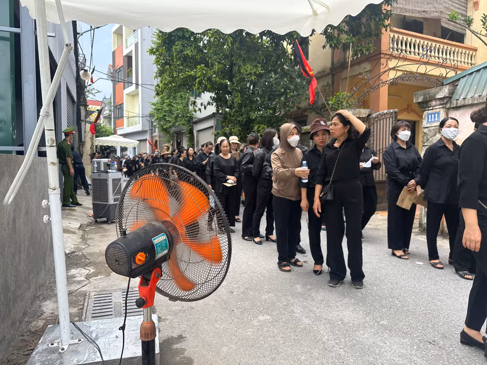 Nhà dân còn bỏ cả quạt ra đường để phục vụ các đoàn đến viếng Tổng Bí thư Nguyễn Phú Trọng. (Ảnh: Thùy Giang/Vietnam+)