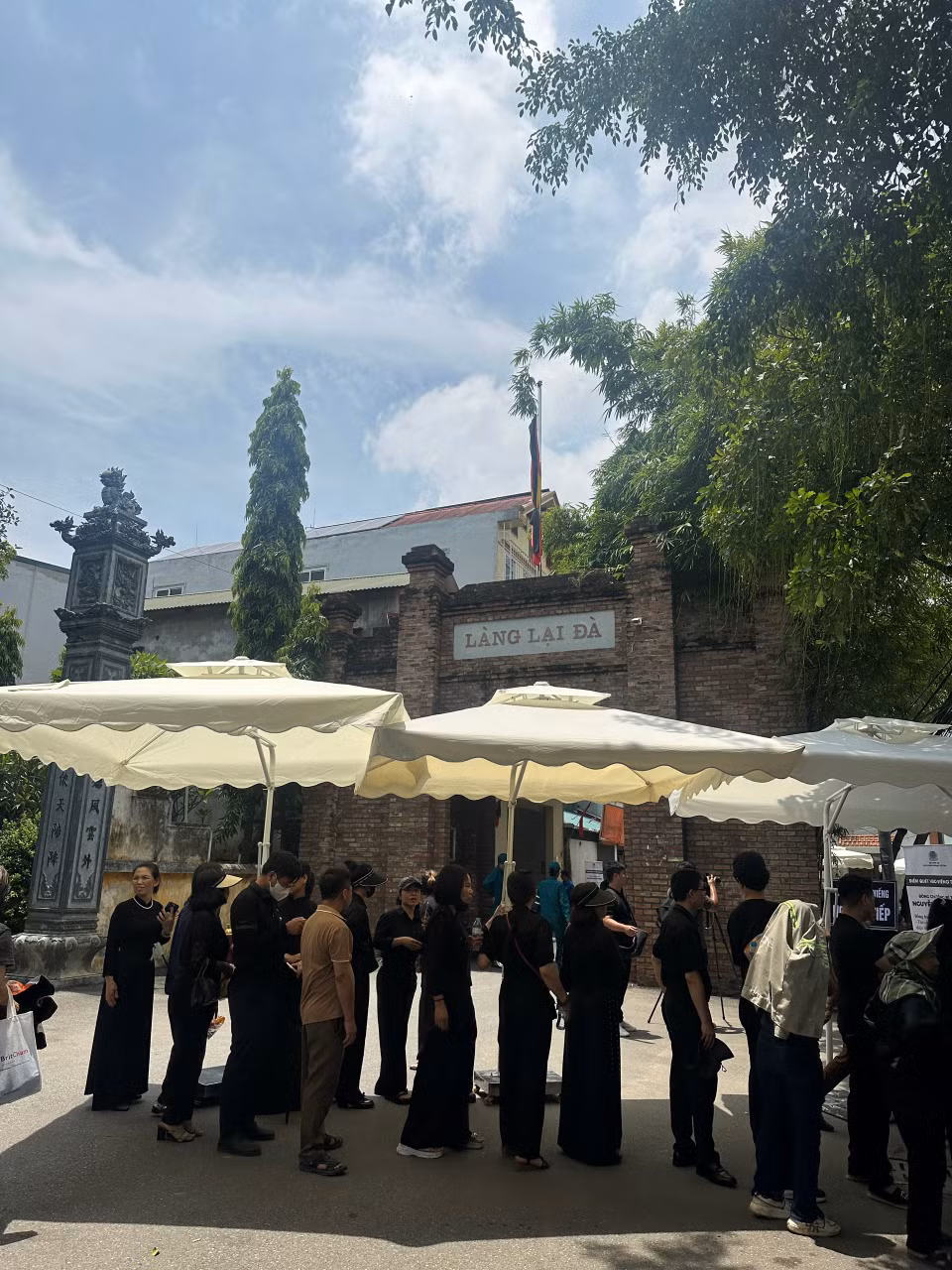 Dù đã vào buổi trưa nhưng dòng người vẫn tấp nập, kiên nhẫn chờ được vào viếng. (Ảnh: Thùy Giang/Vietnam+)