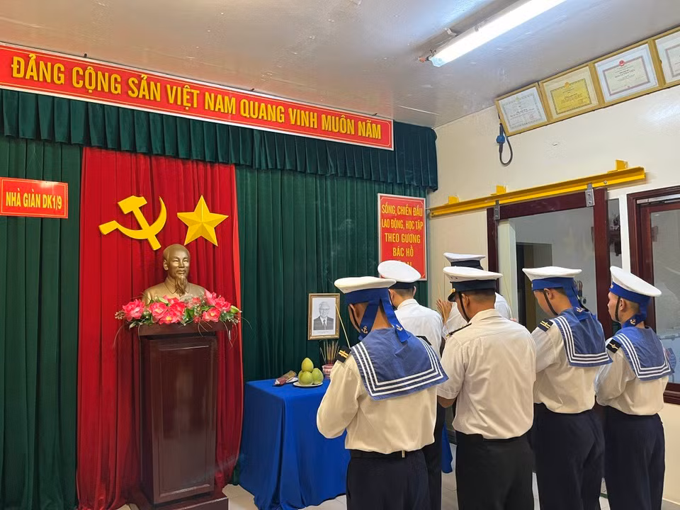 Cán bộ chiến sỹ thắp hương tưởng nhớ Tổng Bí thư Nguyễn Phú Trọng. (Nguồn: Cục Chính trị - Bộ Tư lệnh Hải quân)
