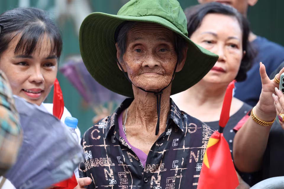 Cụ Nguyễn Thị Tiền 91 tuổi từ Điện Bàn, Quảng Nam ra Hà Nội để tiễn Tổng Bí thư lần cuối. Bà Tiền cho biết mình đã xếp hàng 2 lần, sáng bà đến nhưng không được vào. Buổi chiều bà cùng con cháu có mặt từ 3h. Bà buồn bã chia sẻ, chỉ tiếc là sau này không còn được nghe lời của Tổng Bí thư nữa. (Ảnh: Vietnam+)