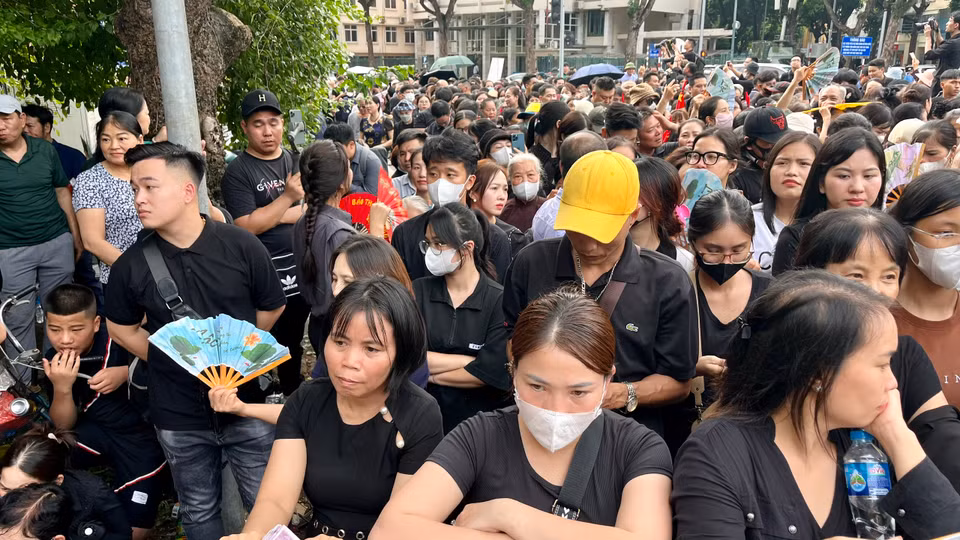 Người dân đã đứng tràn ra ngã tư Trần Hưng Đạo và Lê Thánh Tông. (Ảnh: PV/Vietnam+)