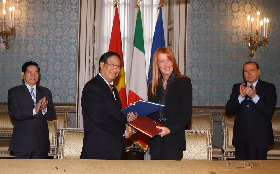 Thủ tướng Italy Silvio Belusconi và Chủ tịch nước Nguyễn Minh Triết chứng kiến lễ ký Hiệp định giữa Chính phủ hai nước về hợp tác trong lĩnh vực du lịch, ngày 12/12/2009. Ảnh: Nguyễn Khang - TTXVN