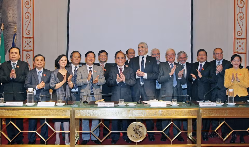 Trong chuyến thăm chính thức Italy, ngày 21/3/2014, tại Rome, Chủ tịch Quốc hội Nguyễn Sinh Hùng dự Lễ ra mắt Nhóm Nghị sỹ hữu nghị Italy-Việt Nam. (Ảnh: Nhan Sáng/TTXVN)