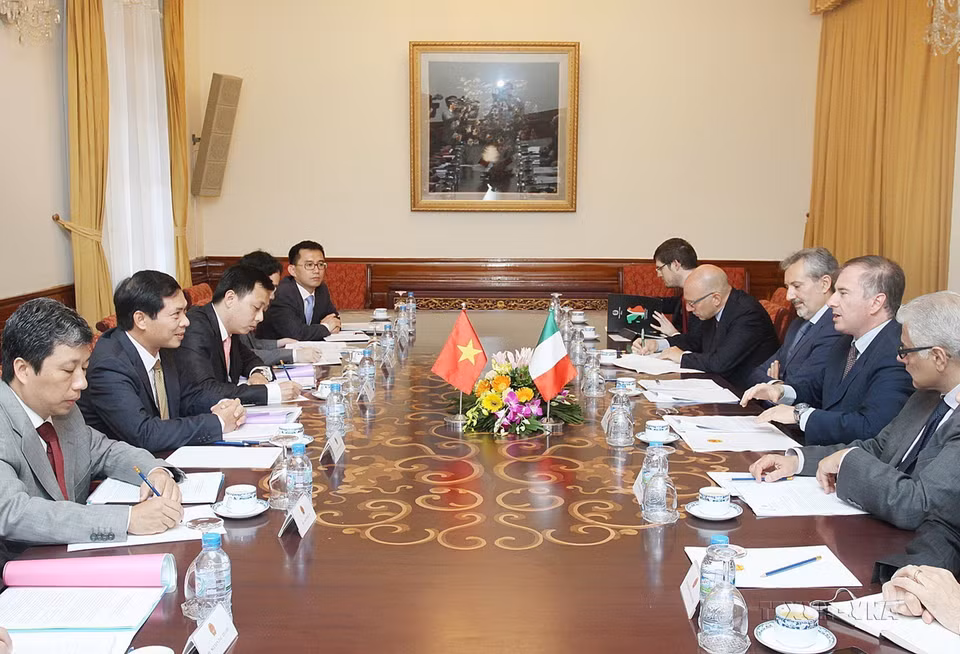 Thứ trưởng Bộ Ngoại giao Bùi Thanh Sơn và Thứ trưởng Bộ Ngoại giao Italy Bruno Archi đồng chủ trì Đối thoại chiến lược Việt Nam-Italy lần thứ nhất, ngày 22/7/2013. (Ảnh: Lâm Khánh/TTXVN)
