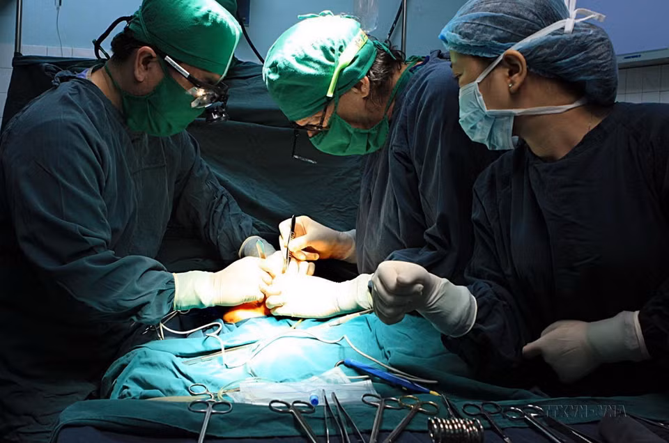 Sáng 21/6/2012, Thiện Nhân - em bé bị mẹ đẻ vứt bỏ trong vườn hoang khi vừa lọt lòng và bị thú rừng ăn mất bộ phận sinh dục cùng một chân, được phẫu thuật tái tạo bộ phận sinh dục tại Bệnh viện Nhi Trung ương (với sự trợ giúp trực tiếp của bác sỹ Roberto De Castro (người Italy) và bác sỹ Tuệ Đinh, người Mỹ gốc Việt. (Ảnh: Dương Ngọc/TTXVN)