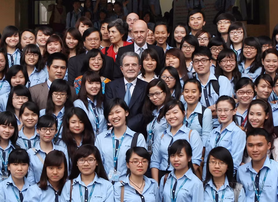 Giáo sư Romano Prodi, nguyên Thủ tướng Italy, nguyên Chủ tịch EC với sinh viên Học viện Ngoại giao tham dự buổi thuyết trình của Giáo sư với chủ đề: “Chính trị và hòa bình-hợp tác trên bình diện toàn cầu trong kỷ nguyên toàn cầu hóa” ở Hà Nội, ngày 18/3/2013. (Ảnh: Lâm Khánh/TTXVN)
