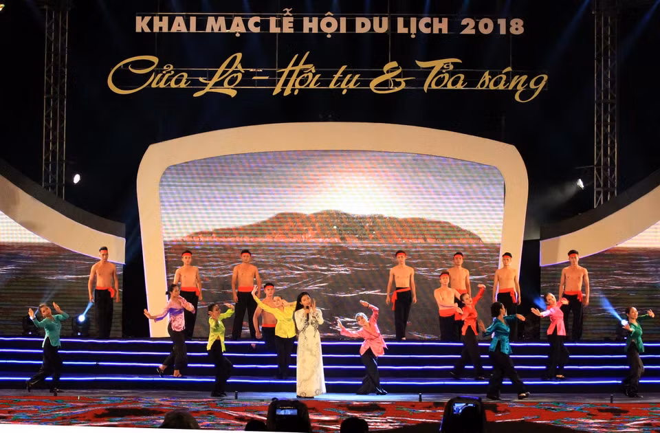 Tiết mục văn nghệ biểu diễn tại buổi khai mạc lễ hội du lịch Cửa Lò 2018. (Nguồn: Tá Chuyên – TTXVN)
