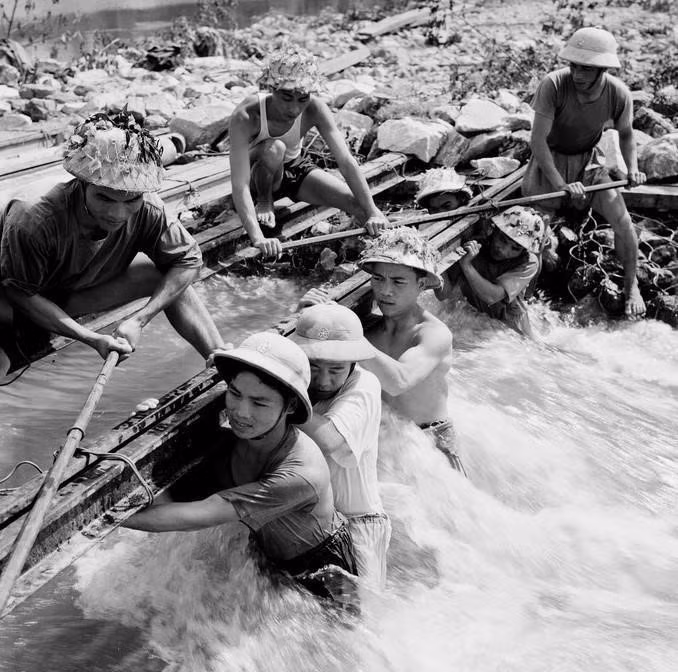 Những ngày đầu tiên khai phá đường Trường Sơn, bộ đội ta đã bí mật vạch tuyến đi qua những vùng núi hiểm trở, cheo leo với khẩu hiệu “Đi không dấu, nấu không khói, nói không tiếng.”(Ảnh: Trần Phác/TTXVN)