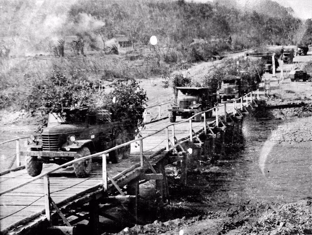 Đoàn xe vận tải trên đường Trường Sơn năm 1966. (Ảnh: Tư liệu/TTXVN)