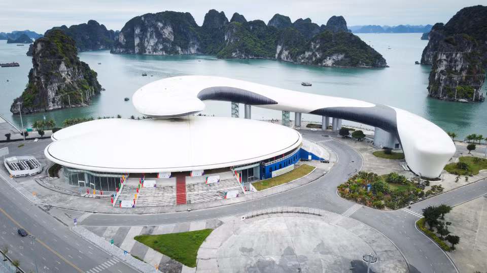 Bên cạnh sân Cẩm Phả, 4 điểm tổ chức SEA Games 31 khác tại tỉnh Quảng Ninh cũng đang được gấp rút hoàn thiện những khâu cuối cùng khi sự kiện lớn đang cận kề. (Ảnh: PV/Vietnam+)