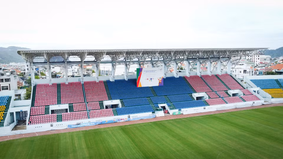Sân vận động Cẩm Phả đăng cai bảng A của môn bóng đá nữ SEA Games 31, gồm đội tuyển Việt Nam, Philippines, Campuchia và Indonesia. (Ảnh: PV/Vietnam+)