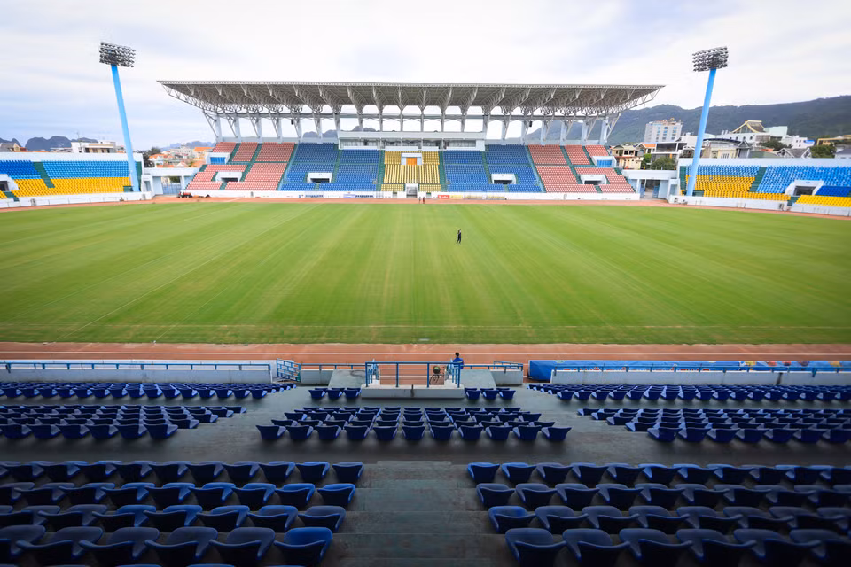 Nhằm chuẩn bị cho SEA Games 31, sân Cẩm Phả được nâng cấp nhiều hạng mục dù vừa được xây mới cách đây ít năm và đạt tiêu chuẩn quốc tế. (Ảnh: PV/Vietnam+)