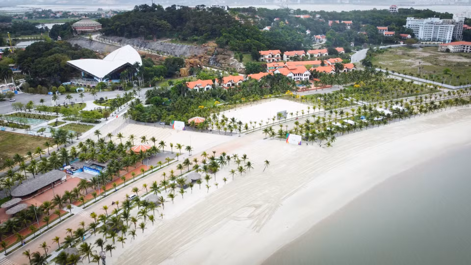 Đảo Tuần Châu cũng hoàn thành cở sở vật chất với hai khu vực bãi biển riêng biệt nhằm tổ chức môn bóng ném, bóng chuyền bãi biển và 3 môn phối hợp (bơi, chạy, xe đạp). (Ảnh: PV/Vietnam+)