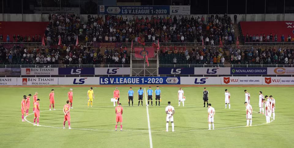 Ở các trận đấu ở vòng 3 giai đoạn hai V-League, các cầu thủ cũng sẽ dành 1 phút mặc niệm để tưởng nhớ những người đã mất do bão lũ tại miền Trung. (Ảnh: VPF)