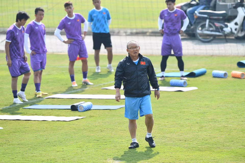 Chỉ có tiền vệ Quang Hải không tham dự buổi tập gần nhất cùng đội tuyển do vẫn gặp chấn thương nhẹ ở vùng đùi sau khi rời sân sớm trong trận gặp Lào vào ngày 21/12 vừa qua. (Ảnh: Hiển Nguyễn/Vietnam+)
