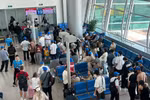 Hành khách làm thủ tục lên chuyến bay tại Cảng Hàng không quốc tế Tân Sơn Nhất. (Ảnh: PV/Vietnam+)