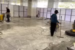 Nhà thầu huy động nhân lực và máy móc để hoàn thiện nền đá của Nhà ga T3-Tân Sơn Nhất. (Ảnh: PV/Vietnam+)