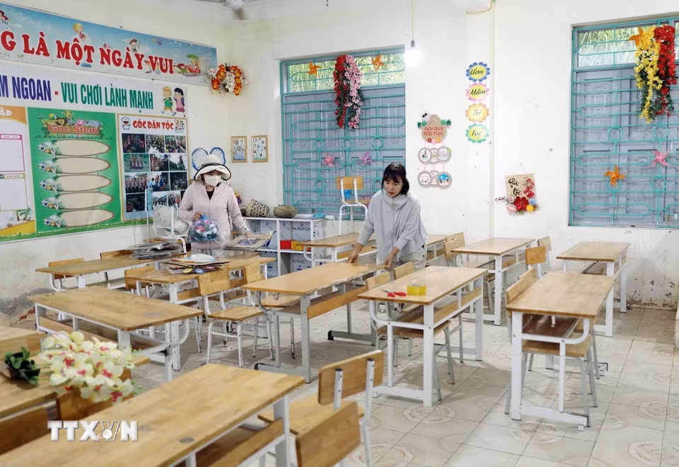Giáo viên Trường Phổ thông Dân tộc Bán trú Tiểu học và Trung học cơ sở Thu Lũm vệ sinh phòng lớp học. (Ảnh: Quý Trung/TTXVN)
